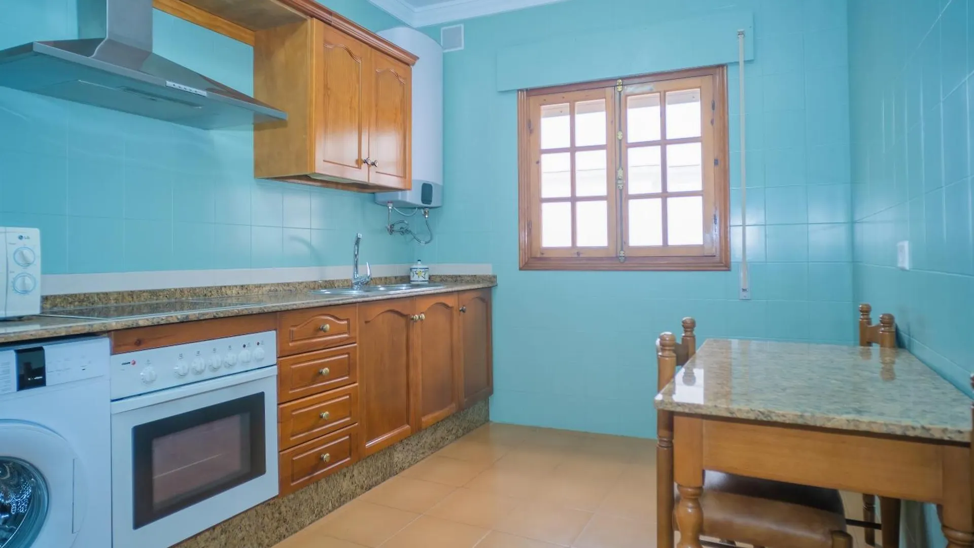 Apartamento Centrico En Conil Con Balcon Privado, Aire Acondicionado Y Garaje Para Familia Conil De La Frontera Spain
