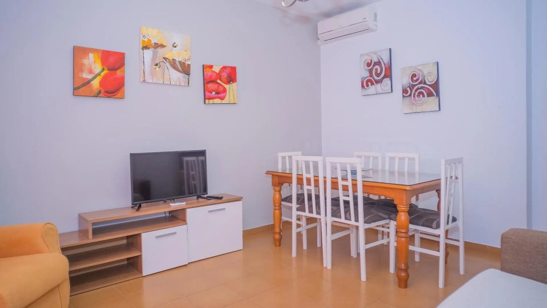 Apartamento Centrico En Conil Con Balcon Privado, Aire Acondicionado Y Garaje Para Familia Conil De La Frontera Spain