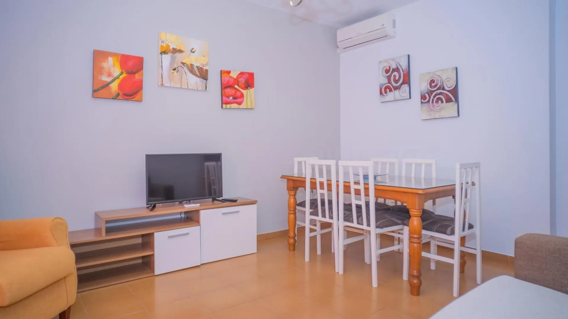 Apartamento Centrico En Conil Con Balcon Privado, Aire Acondicionado Y Garaje Para Familia Conil De La Frontera Spain